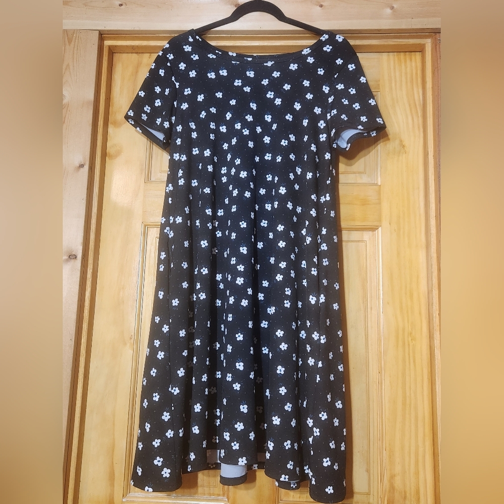 ⭐️LuLaRoe Carly Dress XS Black White Ditsy Floral Short Sleeve Swing High Low